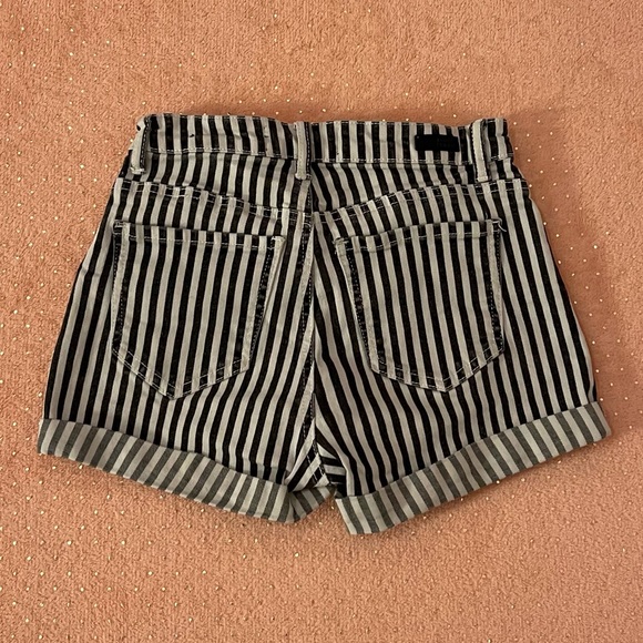 size 0 almost famous high waisted shorts - Picture 2 of 4